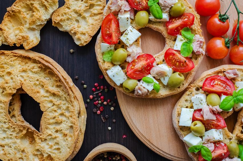 La frisa Salentina, con pomodori mozzarella tonno e olive - dettaglio - Tiziano LE Salento