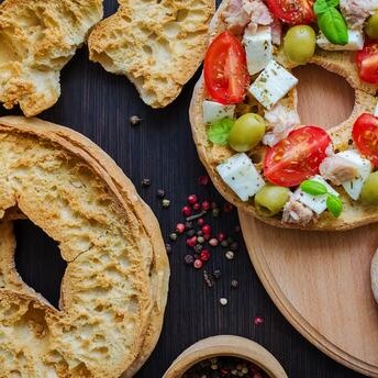 La frisa Salentina, con pomodori mozzarella tonno e olive - Tiziano LE Salento